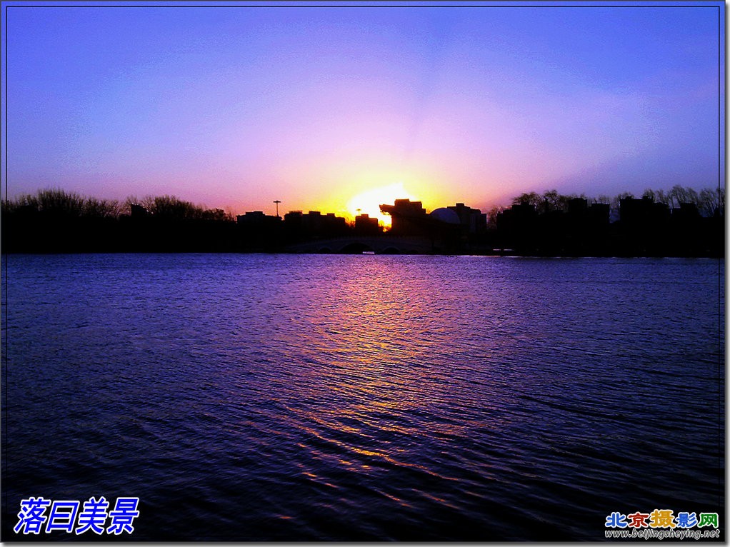 夕阳中的湖面风光很美，随即用手机拍下一幅，請欣赏！