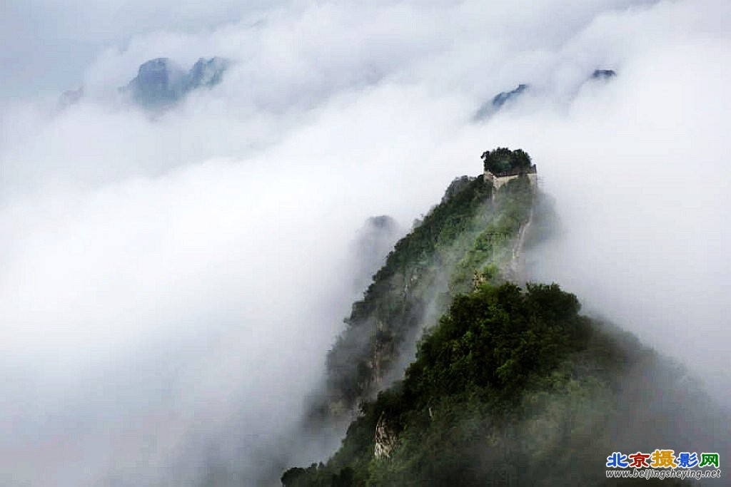 大雨中的镇北楼