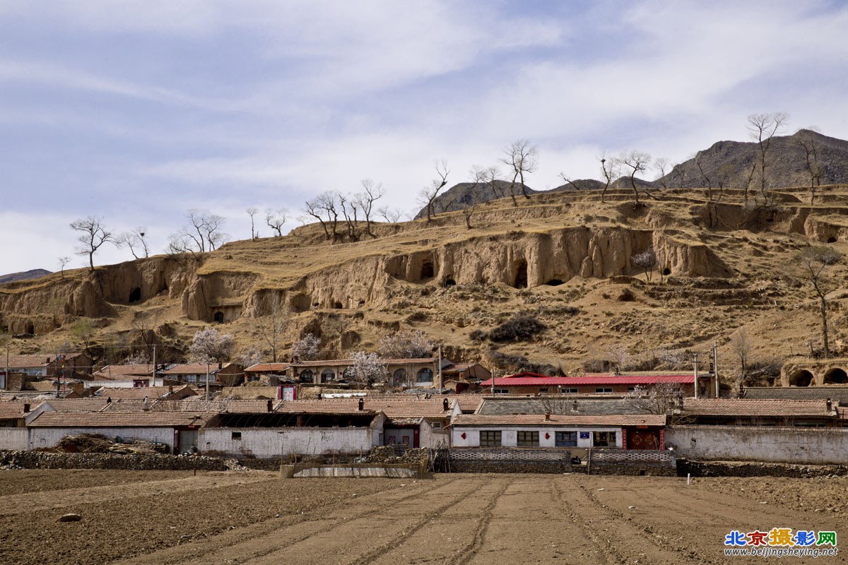 初春的小山村.jpg