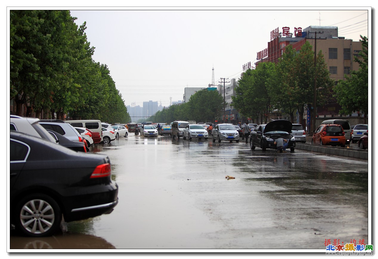 大雨过后，汽车可以变成小船了