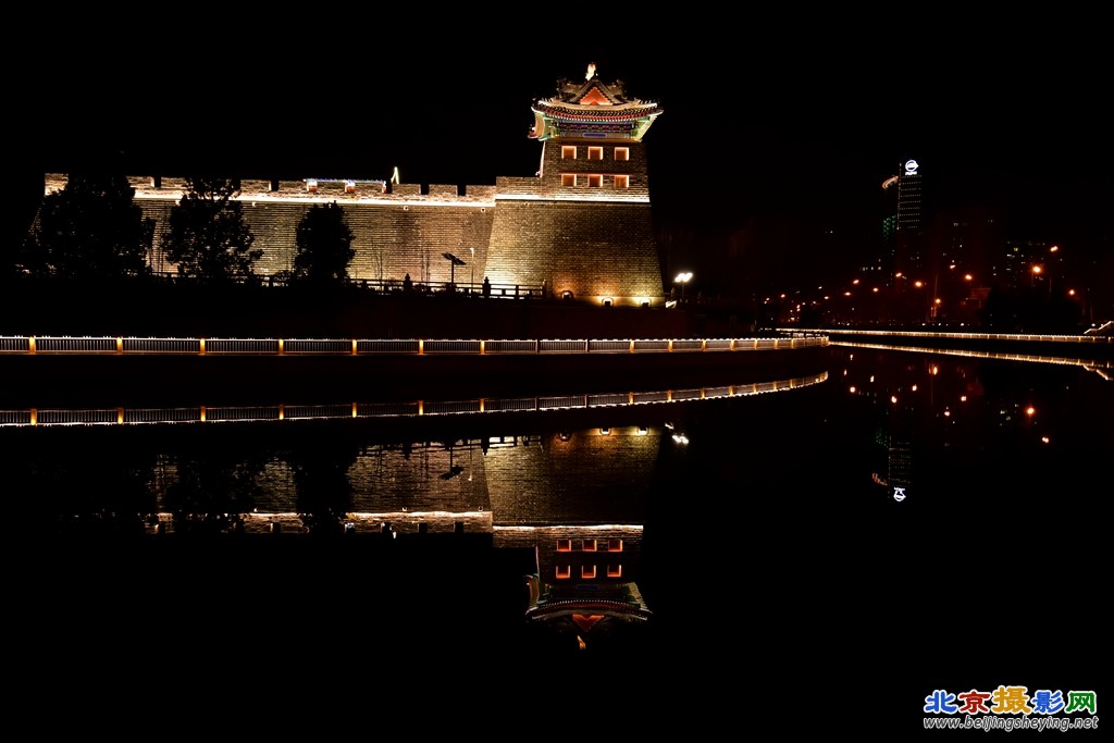 角楼夜景灯与护城河两边围栏灯交相辉映