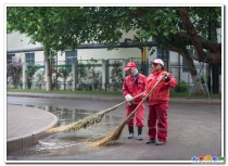 雨后的环境保洁工人