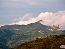 远眺鸡冠山