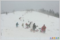 风雪山巅路