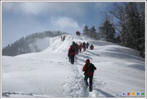 风雪登山路