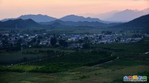 晚霞映照小山村